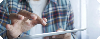 Imagen ilustrativa de un asesor calculando el Ahorro Energético de un cliente en su tablet.