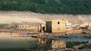 Vista del pueblo de Aceredo, emergido tras la sequía del embalse de Lindoso, en la frontera entre España y Portugal. Foto: Liane Ferreira (@liane-ferreira-1033991071).