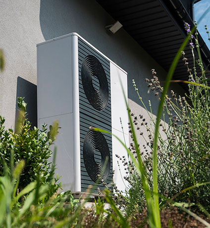 Imagen ilustrativa de una instalación de aerotermia.